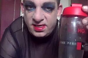UK amateur bisexual Mark Wright is a true piss lover and willing to try anyone's cock