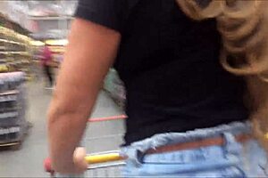 Hotwife Kellenzinha turns her Giant Melons in public