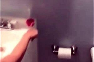 Take a bath with amateur couple and get down and dirty