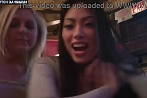 Flash the audience of her nude big tits and than wear clothes on her twtich stream