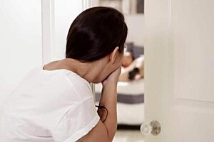 Dyke Girlfriend Spreads Legs and Squirts!