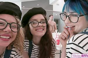 我搞砸了，在她深喉我时手指她的裸体模特，其他18+青少年看着