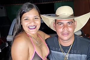 Trans Tigresa chevauche cowboy en voiture pendant que mari rejoint en live et jouit sur son visage et bouche en trailer