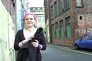 凶猛天使在公共场合随意散步