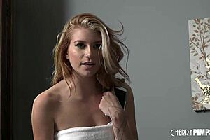 可爱18+少女Arya Fae被继兄操了，他先拍她自慰