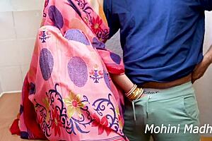 भारतीय देसी चाची ने अपने पति को धोखा दिया और हिंदी ऑडियो के साथ किचन में पड़ोसी के साथ कड़ी चुदाई की