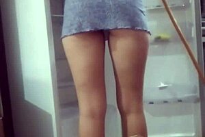 Felveszem mostohaanyát, ahogy majdnem meztelenül takarítja hűtőt, wow! 😲