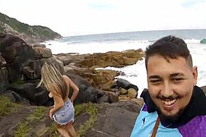 Trilha at Praia Deserta pra Fazer Suruba Alucinante! Kaya Nymphet, Pernocas e Joy Cardozo!