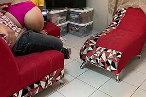 Mi Hermanastra Limpia la Casa y Solo Pienso en Su Cuerpo Tentador