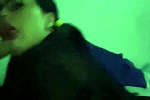 艾娃·洛夫用大屁股和纹身身体秘密激烈口交