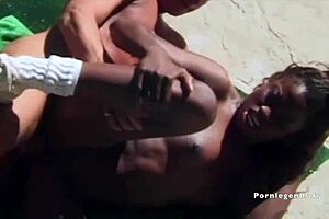 monique re�oit sa r�compense avec une charge de sperme dans la bouche