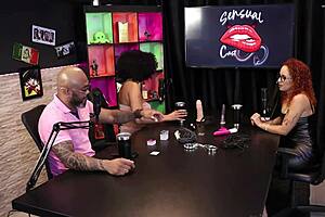 Ruiva gostosa, show your ass and tits after the presenter strips you!