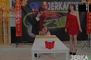 Küçük sarışın jerkaoke oyununda köpek pozisyonunda sikiliyor, boşalma için eğiliyor?