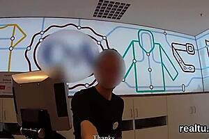 Hé, nézd ezt a cseh nimfót, aki elcsábítják a szupermarketben POV akcióra