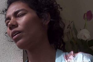 فتاة كولومبية ساخنة بكس مشعر تمص نفسها في الهواء الطلق تحت شمس الظهيرة