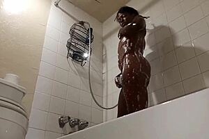 Femme caramel ronde se baigne sous douche