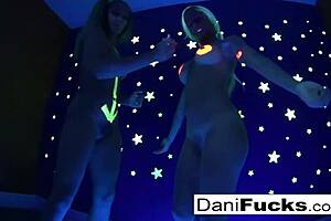 Dani湿屄被大奶大屁股性感硬核挑逗！