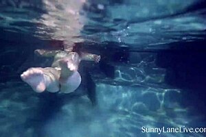 extra wet blonde sunny lane gives a penis pleasing bj in public pool 😍