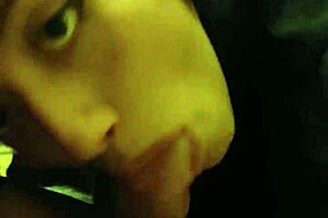 压倒性欲望涌现，这个娇小18+少女美味口交，聚焦小奶，最后射精