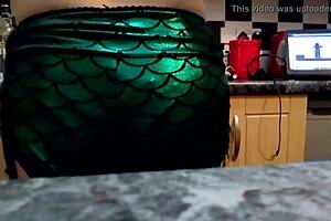 I'm watchin this british booty bitch twerkin her thicc phat ass, it's so hot!