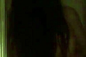 看这个娇小亚洲继妹在淋浴间口交并内射！