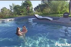 Sexy Tali Dova in bikini enjoys solo outdoor play 😜