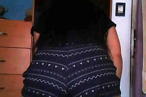 I admire my Venezuelan neighbor's beauty.