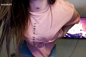 Modelo colombiana arrecha masturbandose en su cuarto