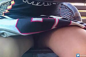 safada gozando em publico com brinquedo interativo public female orgasm interactive toy girl with remote vibe outside