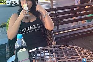 safada gozando em publico com brinquedo interativo public female orgasm interactive toy girl with remote vibe outside