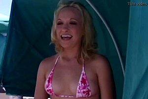 Bikini amatérky se divoce kouří a lížou ptáka