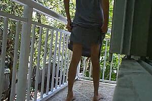 Outdoor peeing by Keys