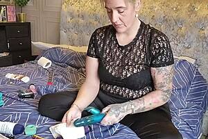 The mature wife explores her collection of sex toys in a homemade session