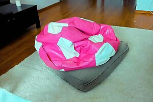 this bimbo on webcam is so hot, fingering and teasing 😘