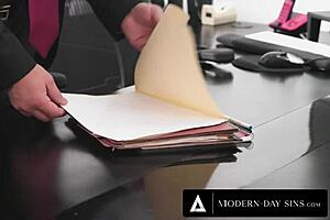 现代罪恶！愤怒经理要求淫荡助理用秘密假阳具自慰