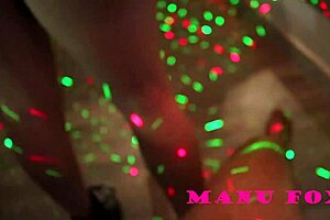 dando bucetinha no pole dance da boate