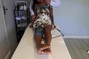 Hidden camera catches Novinha’s sensual massage session