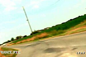 Petite Pute Francaise Defoncee Au Bord De La Route Pendant Qu Voyeur Mate