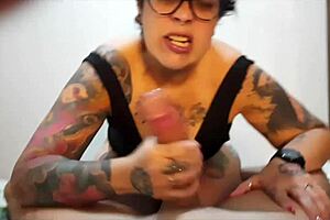 Amiga faz boquete em amigo do trabalho e recebe gozada na cara