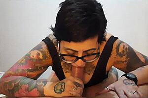 Amiga faz boquete em amigo do trabalho e recebe gozada na cara