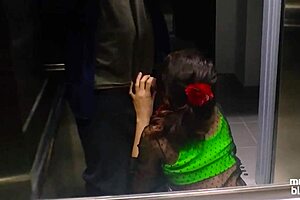 Putinha Vestida De Verde Pagando Um Boquete No Elevador Do Hotel - Melina Bloom