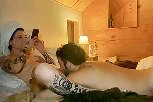 Chupando la concha hasta un orgasmo intenso en la cabaña con mi latina tatuada