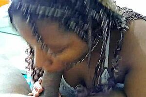 ME CALIENTO VIENDO EL CULO DE MI HERMANASTRA Y ME DA UNA GRAN MAMADA