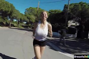 Piękna amatorka z ogromnymi cyckami mocno rżnięta w misjonarzu przez kochanka