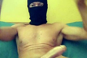 An amateur Spanish dude cums a lot