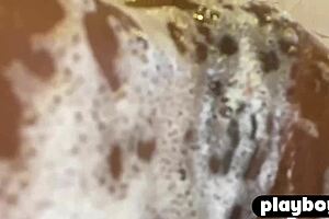 Misty Stone klæder af og leger med sin våde fisse!