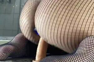 Kudrnatá zlá Latina sténá nahlas a jezdí na své hračce s mokrou oholenou kundičkou!