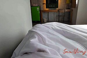 मुझे सौतेली माँ के साथ होटल बेड शेयर करना पड़ा वाइल्ड एक्शन के लिए, उसकी गैंड हर रात मुझे पागल कर देती है