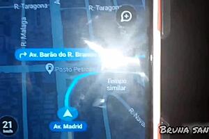 Bruna gives to black guy from whatsapp group