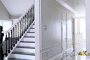 La figa di Edyn penetrata a fondo in doggystyle, rossa piegata per azione porno teen 18+